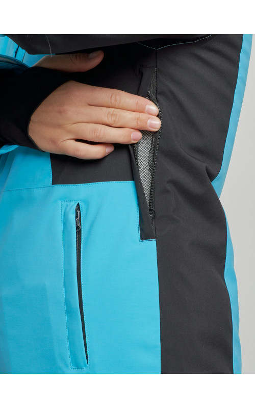 Женский горнолыжный костюм для зимних видов спорта.