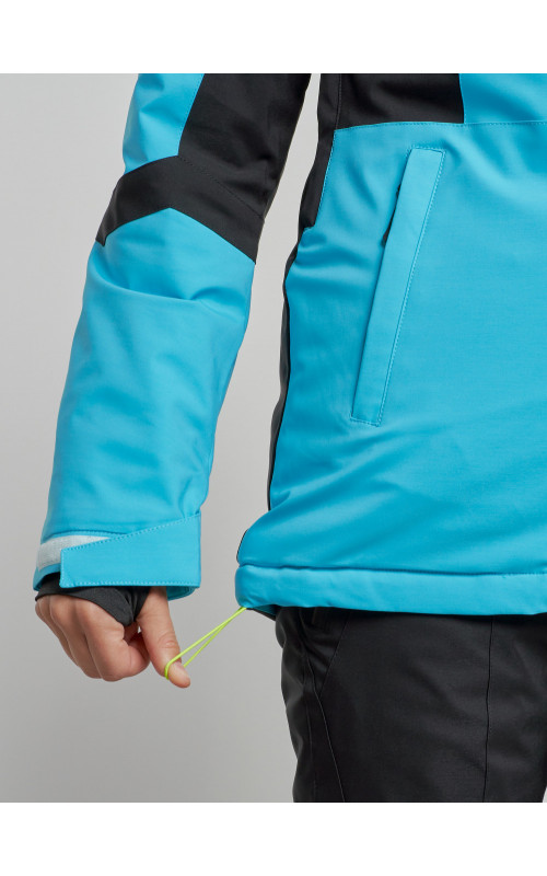 Женский горнолыжный костюм для зимних видов спорта.