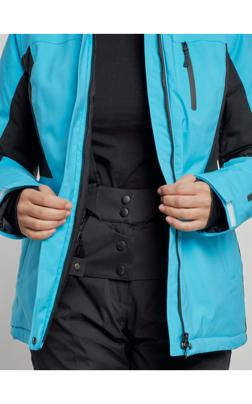 Женский горнолыжный костюм для зимних видов спорта.