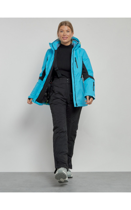 Женский горнолыжный костюм для зимних видов спорта.