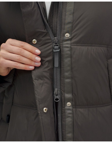 Длинный женский пуховик с капюшоном для зимы.