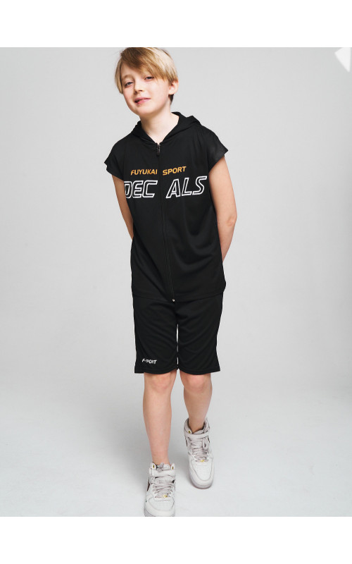 Летний спортивный костюм для мальчика: футболка с капюшоном и шорты с карманами.