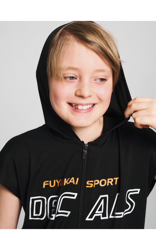 Летний спортивный костюм для мальчика: футболка с капюшоном и шорты с карманами.