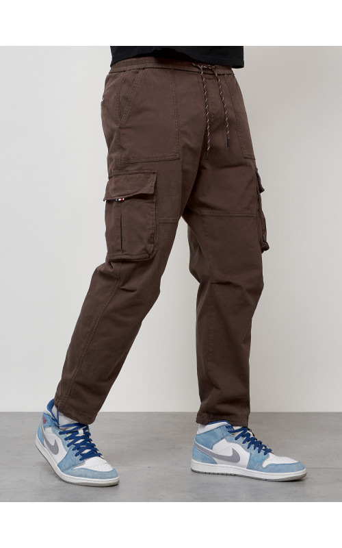 Мужские брюки зауженного кроя.