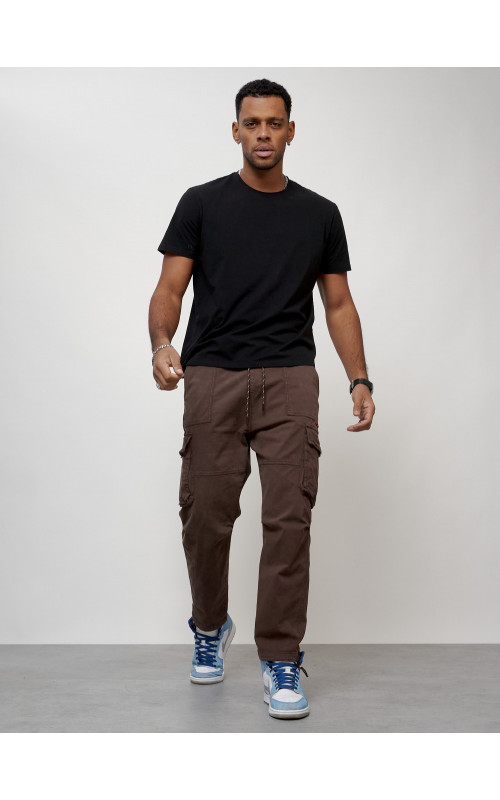 Мужские брюки зауженного кроя.