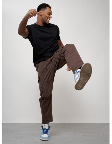 Мужские брюки зауженного кроя.