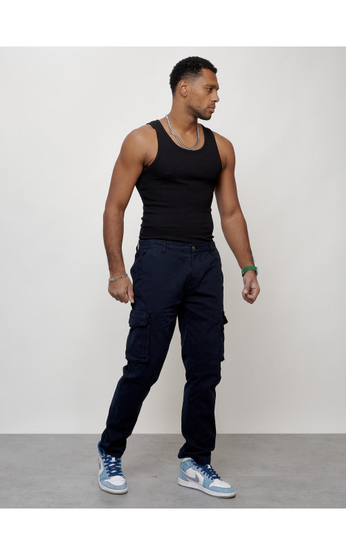 Мужские брюки зауженного кроя.