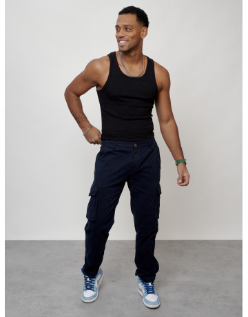 Мужские брюки зауженного кроя.