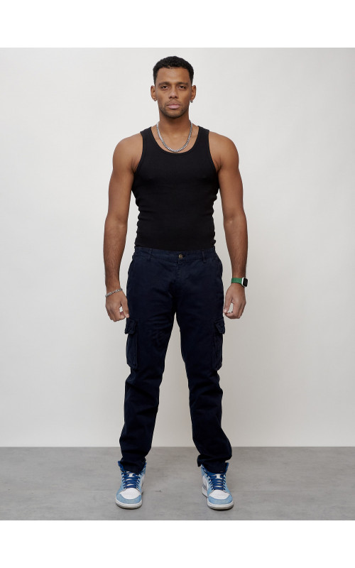 Мужские брюки зауженного кроя.