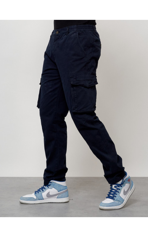 Мужские брюки зауженного кроя.