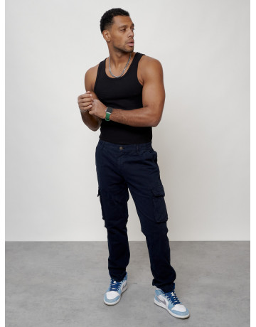 Мужские брюки зауженного кроя.