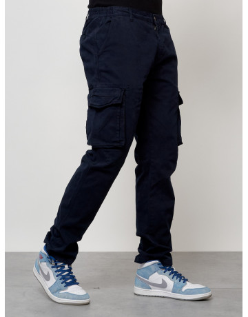 Мужские брюки зауженного кроя.