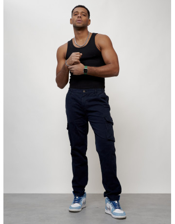 Мужские брюки зауженного кроя.