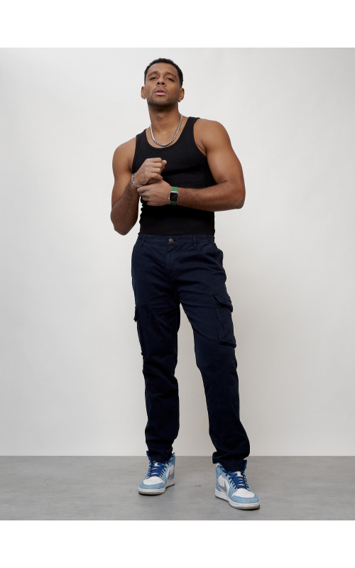 Мужские брюки зауженного кроя.