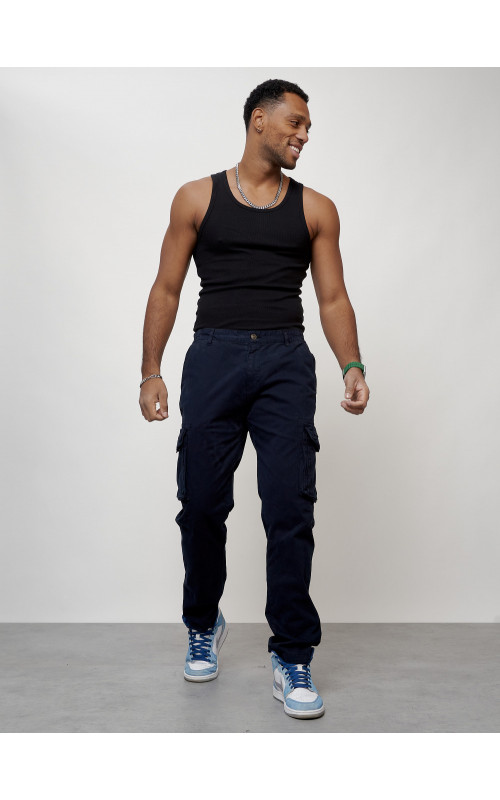 Мужские брюки зауженного кроя.