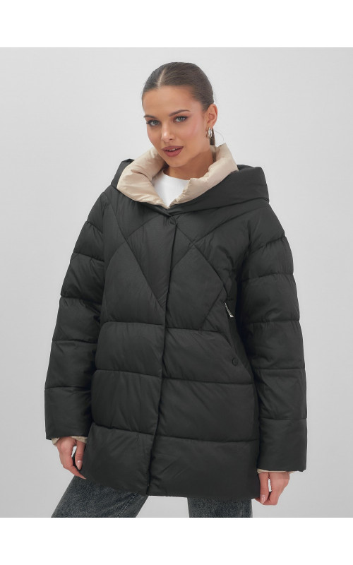 Утеплённый женский пуховик большого размера с капюшоном.