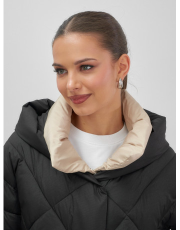 Утеплённый женский пуховик большого размера с капюшоном.