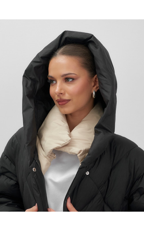 Утеплённый женский пуховик большого размера с капюшоном.