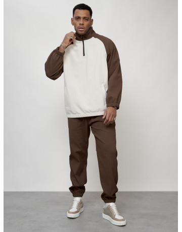 Мужской спортивный костюм для активного отдыха и повседневной носки.