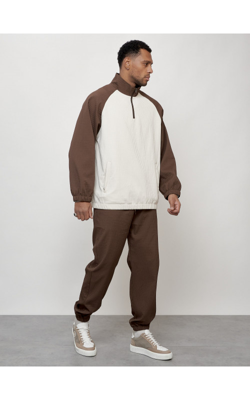 Мужской спортивный костюм для активного отдыха и повседневной носки.