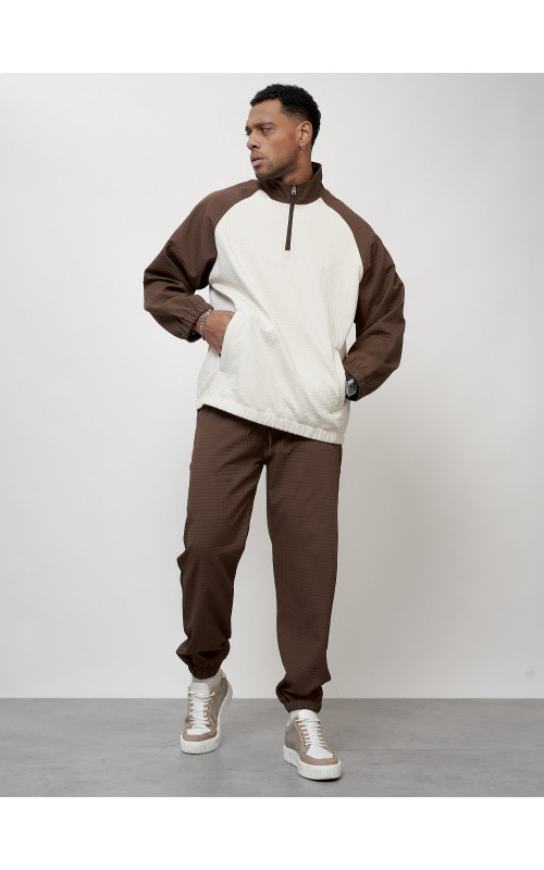 Мужской спортивный костюм для активного отдыха и повседневной носки.