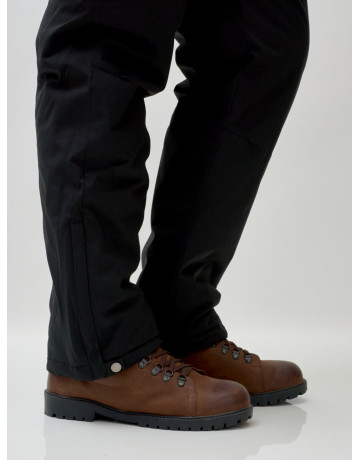 Мужской горнолыжный костюм для зимних приключений.