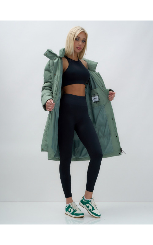 Тёплый женский пуховик с капюшоном до колена.