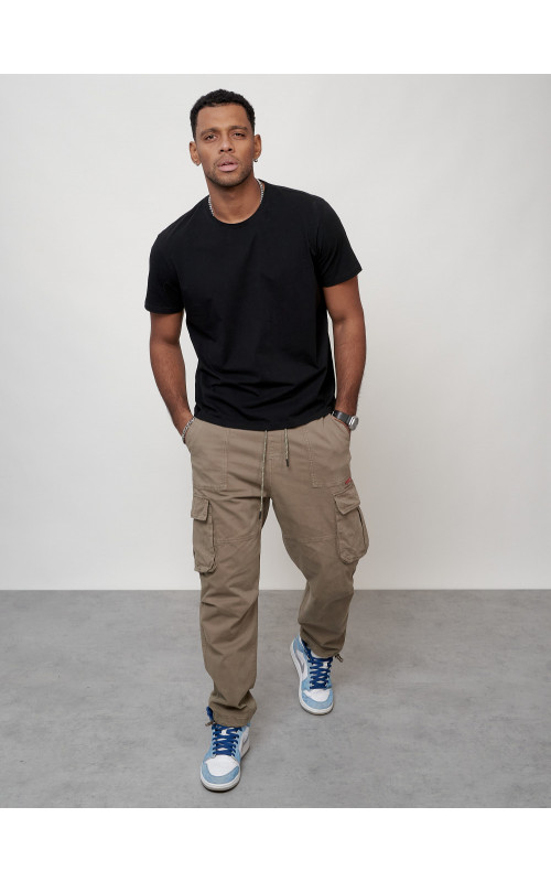 Мужские брюки зауженного кроя.