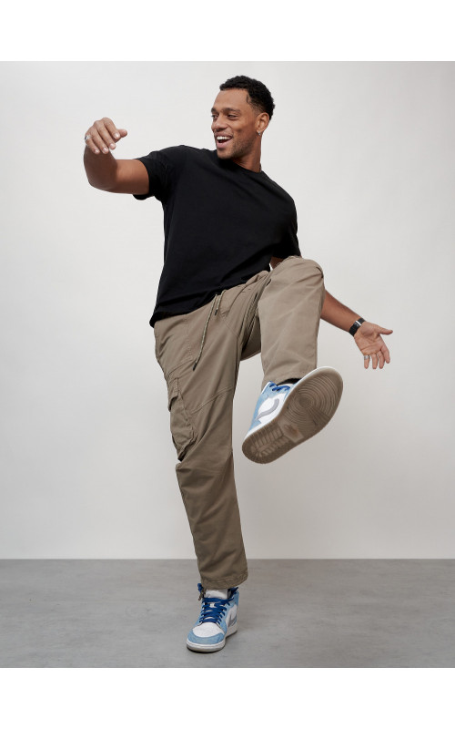 Мужские брюки зауженного кроя.