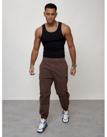 Мужские брюки зауженного кроя.