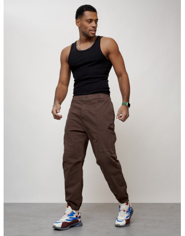 Мужские брюки зауженного кроя.