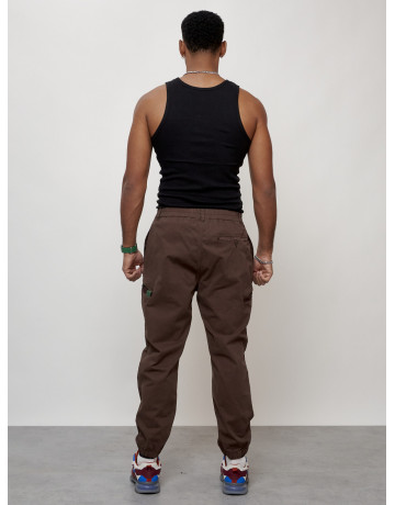 Мужские брюки зауженного кроя.