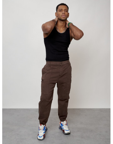 Мужские брюки зауженного кроя.