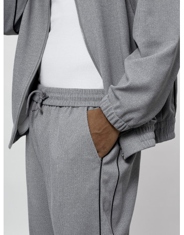 Мужской спортивный костюм для активного образа жизни.