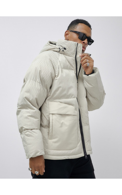 Мужская зимняя куртка свободного кроя для активного отдыха.