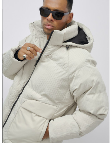 Мужская зимняя куртка свободного кроя для активного отдыха.