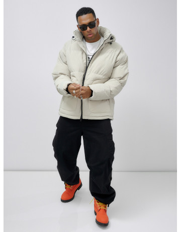 Мужская зимняя куртка свободного кроя для активного отдыха.