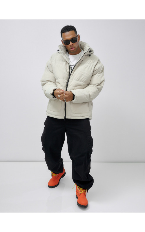 Мужская зимняя куртка свободного кроя для активного отдыха.