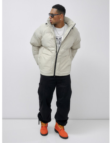 Мужская зимняя куртка свободного кроя для активного отдыха.