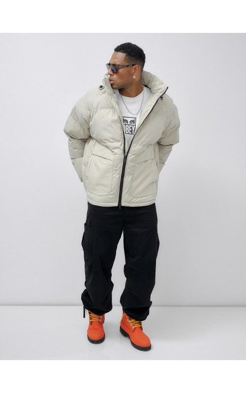 Мужская зимняя куртка свободного кроя для активного отдыха.