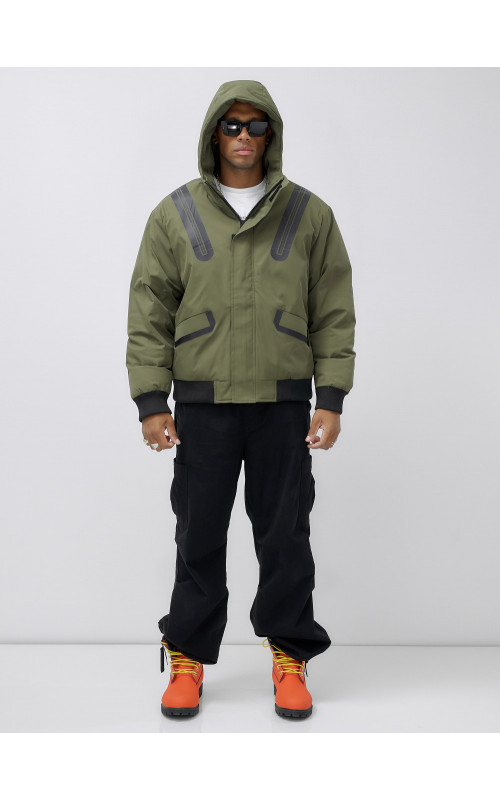 Мужская зимняя куртка с глубоким капюшоном.