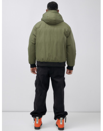 Мужская зимняя куртка с глубоким капюшоном.