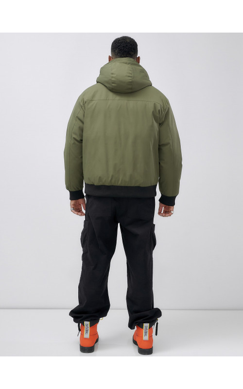 Мужская зимняя куртка с глубоким капюшоном.