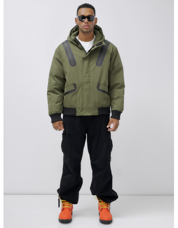 Мужская зимняя куртка с глубоким капюшоном.