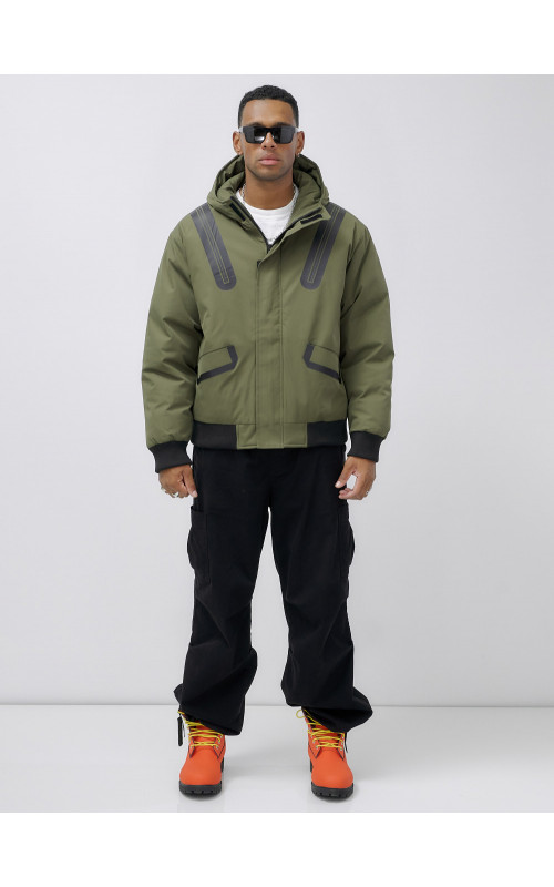 Мужская зимняя куртка с глубоким капюшоном.