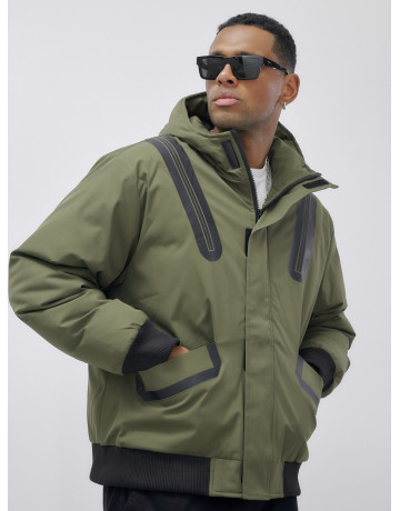 Мужская зимняя куртка с глубоким капюшоном.