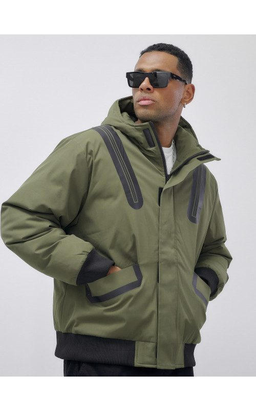 Мужская зимняя куртка с глубоким капюшоном.