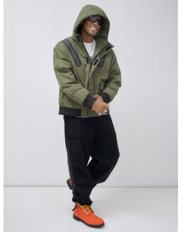 Мужская зимняя куртка с глубоким капюшоном.