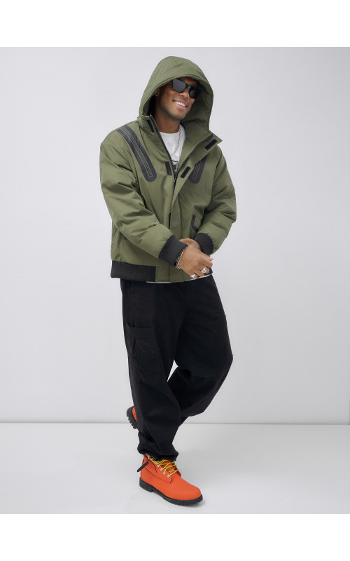 Мужская зимняя куртка с глубоким капюшоном.