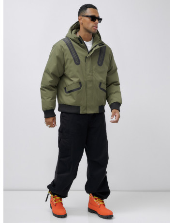 Мужская зимняя куртка с глубоким капюшоном.